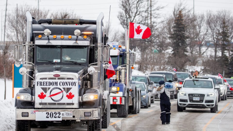 Ein Konvoi Hunderter Lastwagenfahrer fuhr in den vergangenen Tagen durchs Land, um gegen eine defacto Corona-Impfpflicht zu demonstrieren.