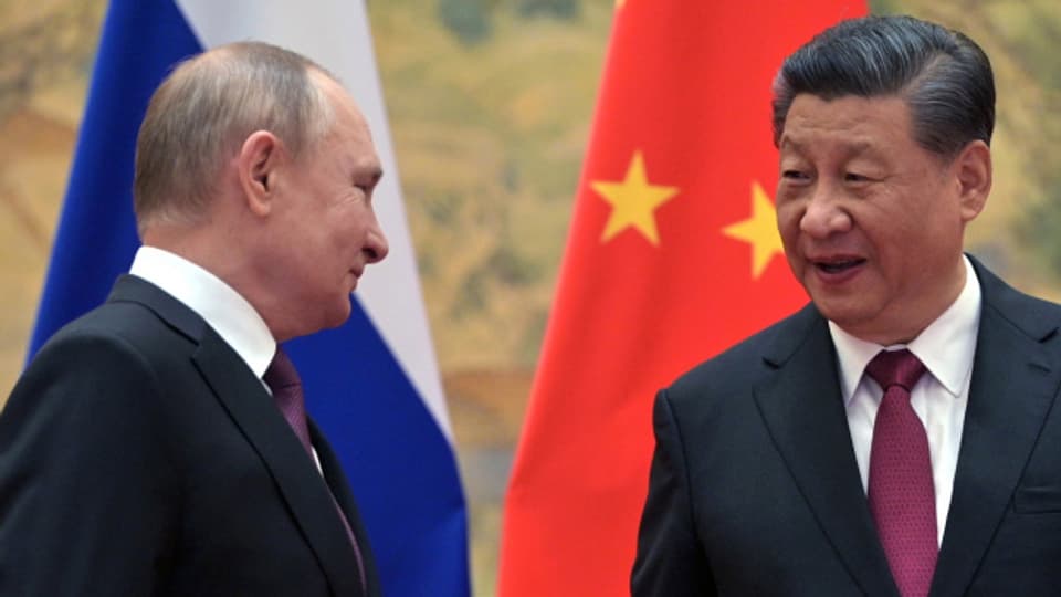Reichen sich zum Auftakt der Olympischen Winterspiele die Hand: Der russische Präsident Vladimir Putin und sein chinesischer Amtskollege Xi Jinping.
