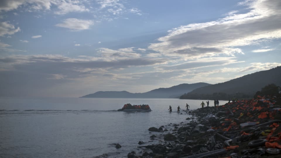 Die griechische Küstenwache soll Geflüchtete über Bord geworfen haben. Die Regierung weist die Vorwürfe zurück.