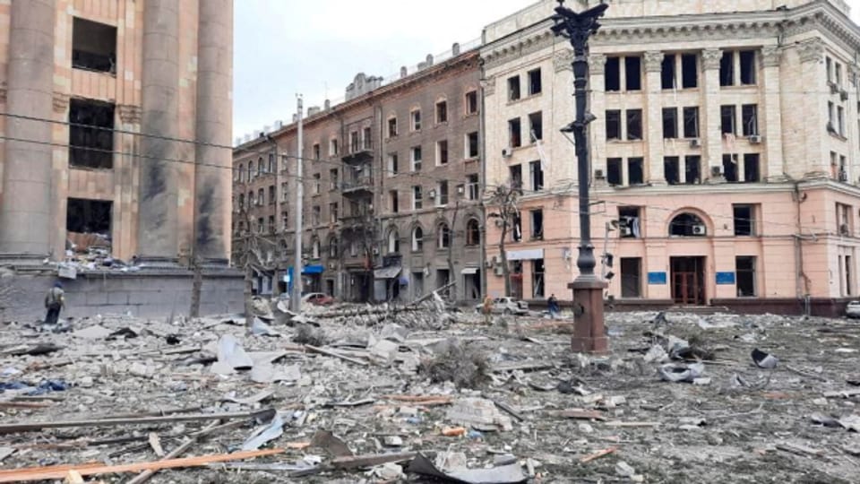 Der Platz vor einem Verwaltungsgebäude in Charkiw ist weitgehend zerstört.