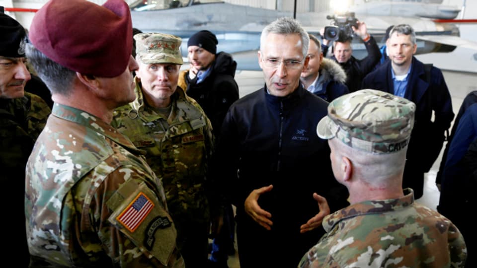 Nato-Generalsekretär Jens Stoltenberg redet auf der Lask Air Base in Polen mit mit US-Militärs.