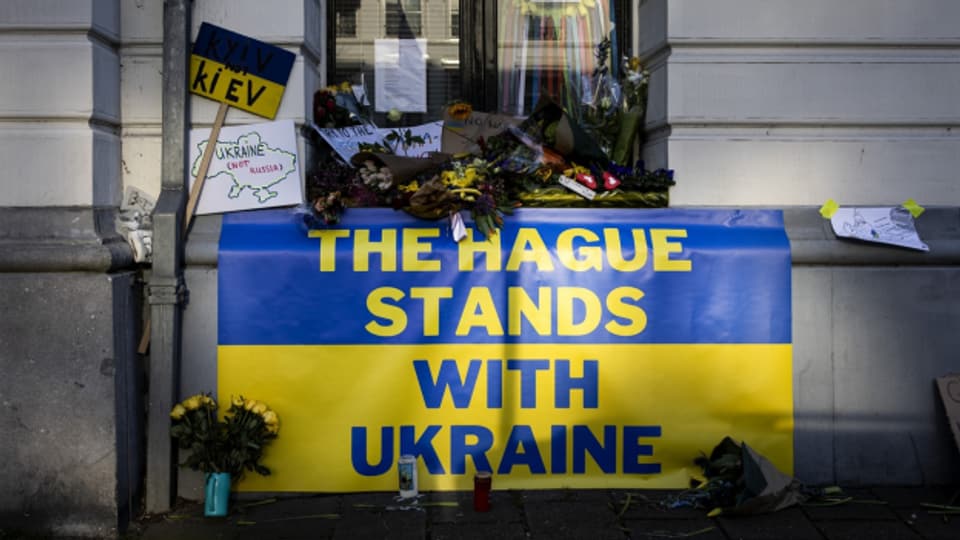 Blumen vor der ukrainischen Botschaft in Den Haag.