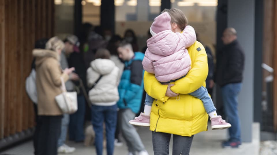 Flüchtlingskinder aus der Ukraine sollen zügig in den Schulunterricht integriert werden. Eine Mutter mit ihrem Kind vor dem Bundesasylzentrum Chiasso.