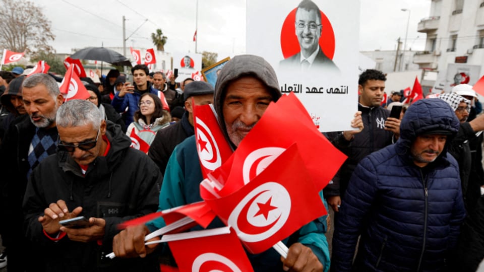 Letzte Woche hatten erneut Protestkundgebungen gegen die Übernahme der Regierungsgewalt durch den tunesischen Präsidenten Kais Saied in Tunis stattgefunden.