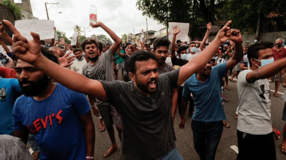 Trotz Ausgangssperre gingen in der sri-lankischen Hauptstadt Colombo am Sonntag 20'000 Menschen auf die Strasse.