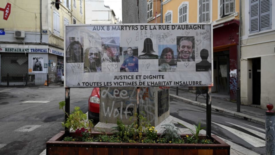 In Marseille erinnert eine Gedenktafel an die acht Opfer eines Hauseinsturzes im Jahr 2018.