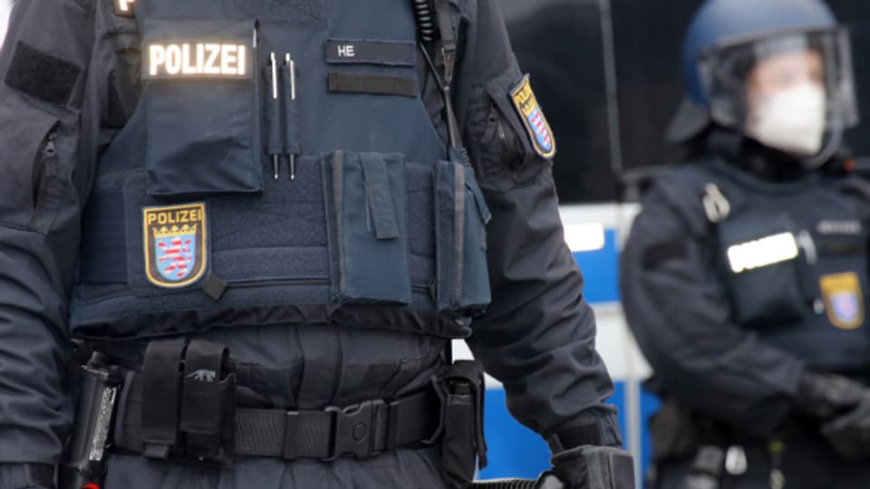 Die deutsche Polizei geht in mehreren Bundesländern gegen ein Neonazi-Netzwerk vor.