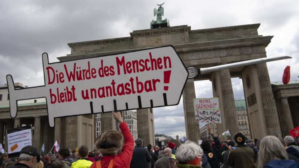 Während der Debatte im Bundestag demonstrierten heute Impfpflicht-Gegner vor dem Brandenburger Tor.