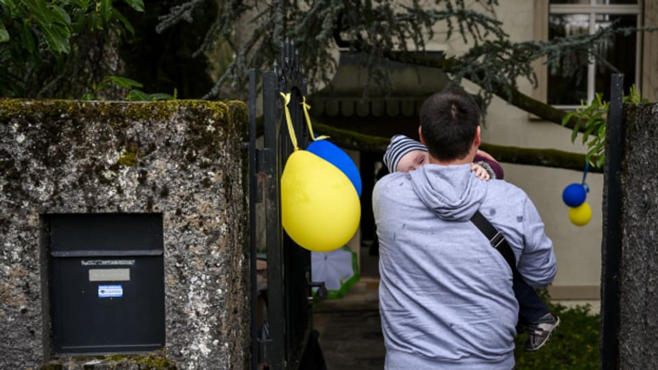 Die meisten der Geflüchteten aus der Ukraine sind aktuell in Städten untergebracht. Wie diese Familie in Pully bei Lausanne.