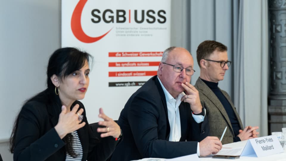 Vania Alleva, Vizepräsidentin, Pierre Yves Maillard, Präsident und Daniel Lampart, Chefökonom vom Schweizerischen Gewerkschaftsbund an der Medienkonferenz in Bern.
