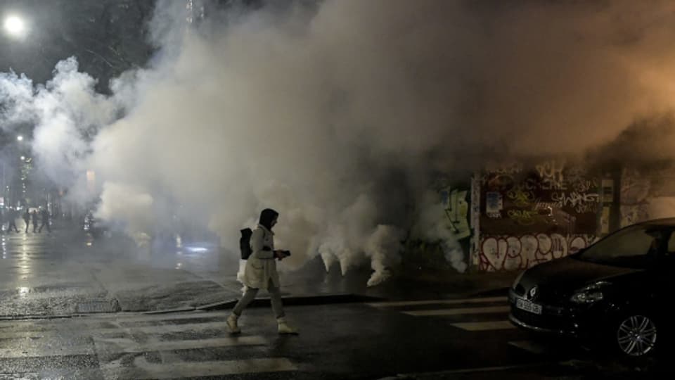 In mehreren Städten Frankreichs kam es in der Nacht auf Montag zu Ausschreitungen zwischen Demonstrierenden und der Polizei. Wie hier in Lyon.
