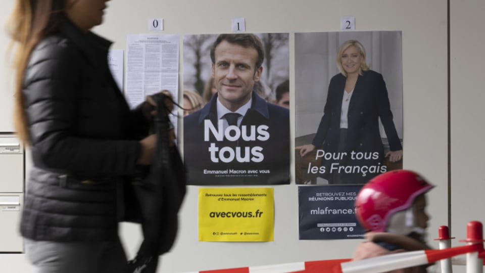 Frankreich und die Schweiz pflegen enge wirtschaftliche und kulturelle Beziehungen. Im Bild: Wahlplakate in Genf.