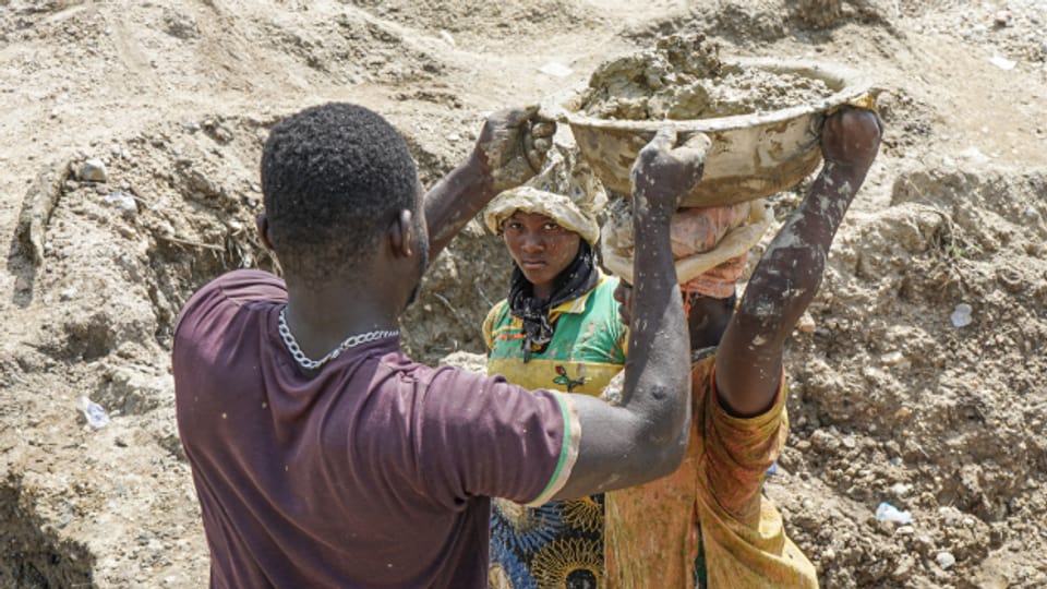  Das Geschäft mit Gold ist wortwörtlich ein schmutziges Geschäft. Im Bild: Junge Arbeiterinnen und Arbeiter beim Goldabbau in Ghana.