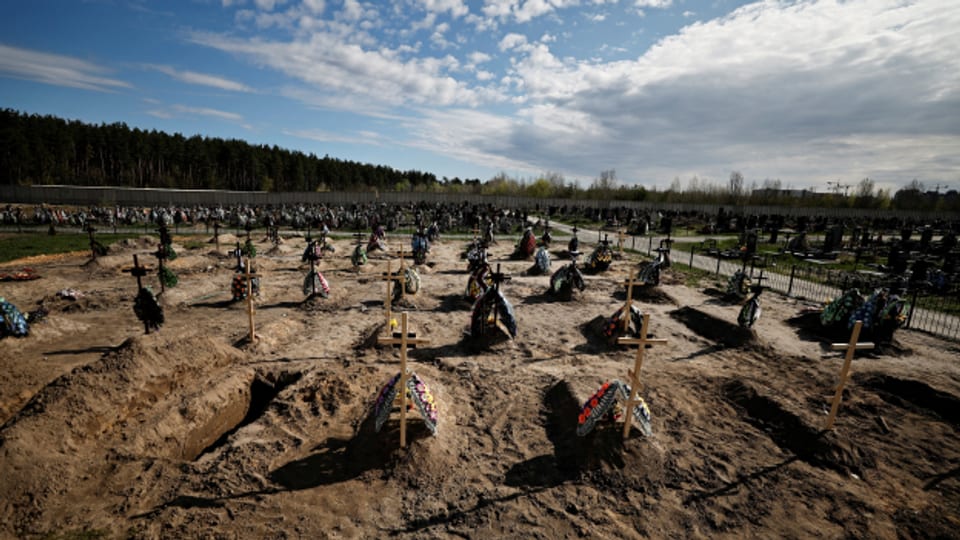 Neue Gräber für die Getöteten auf dem Friedhof in Butscha nahe Kiew.