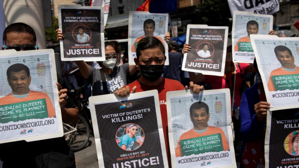 Demonstranten gedenken den mutmasslichen Opfern von Dutertes Drogenkrieg während einer Protestaktion in Manila im Juni 2021.