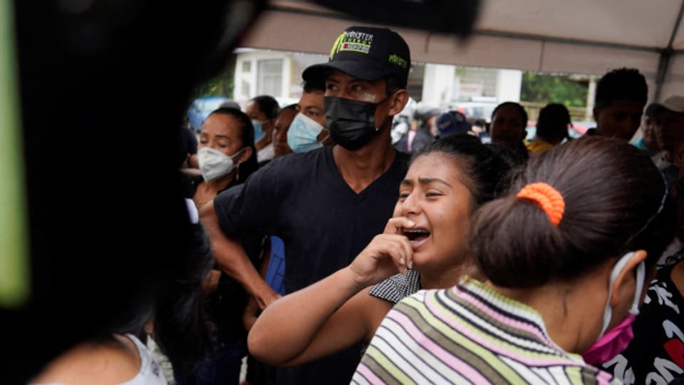 Angehörige warten vor dem Gefängnis in Santo Domingo auf Nachricht von Insassen.