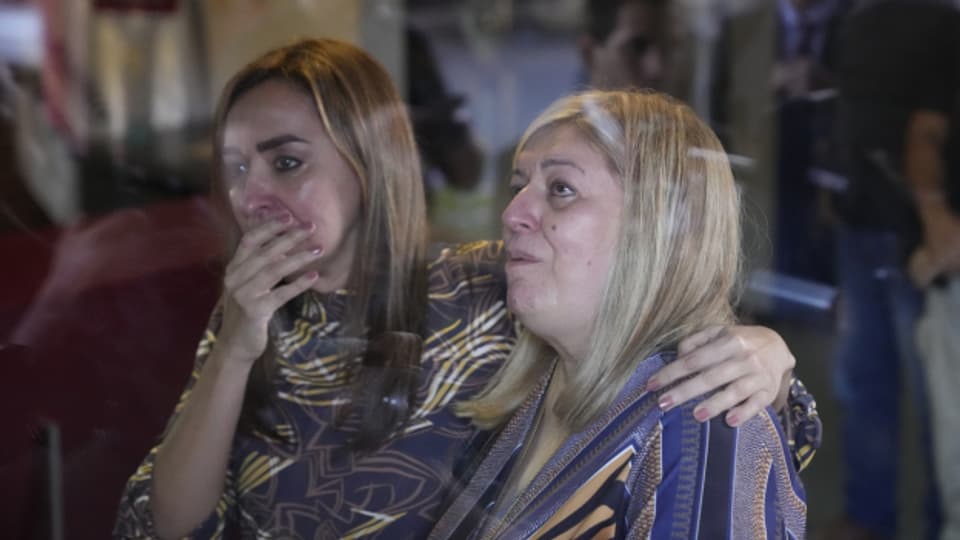 Die paraguayische Generalstaatsanwältin Sandra Quiàonez (rechts) und eine weitere Frau trauern, nachdem sie von der Ermordung des paraguayischen Staatsanwalts Marcelo Pecci erfahren haben.