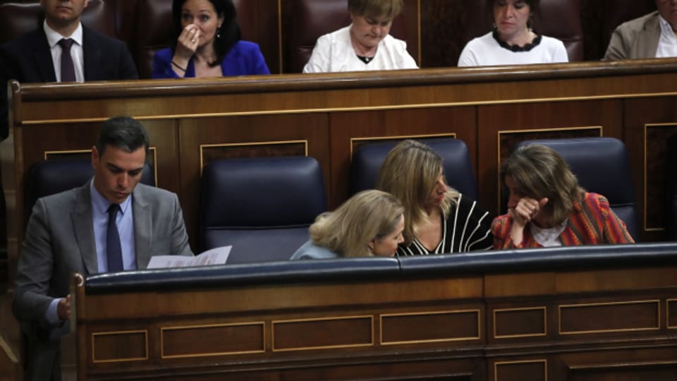 Das Kabinett des spanischen Ministerpräsidenten Pedro Sánchez (links) dürfte den Gesetzesentwurf zugunsten eines Menstruations-Urlaubs am Dienstag absegnen.