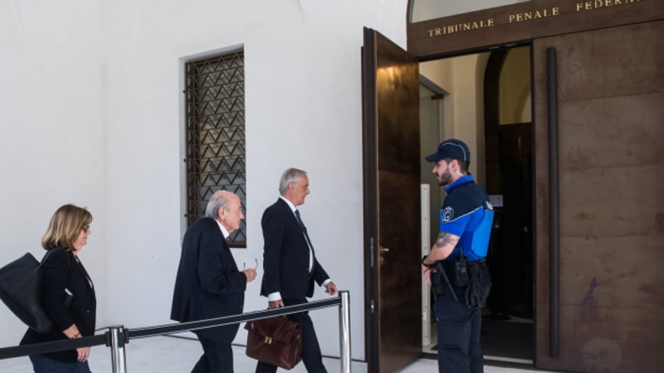 Der ehemalige Fussballfunktionär Blatter muss sich wegen mutmasslichen Betrugs vor dem Bundesstrafgericht verantworten.