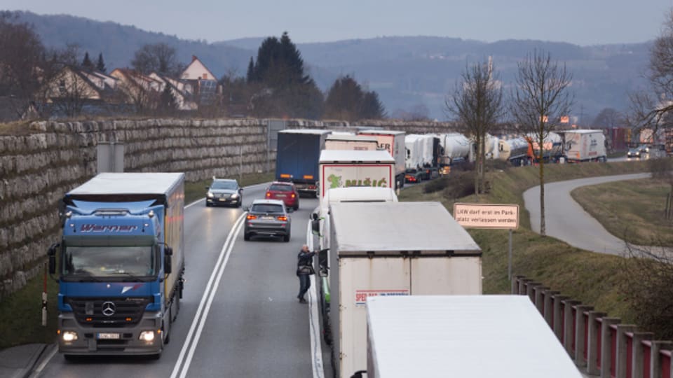 Kein seltener Anblick: Lastwagen im Stau kurz vor der Grenze im Kanton Schaffhausen.