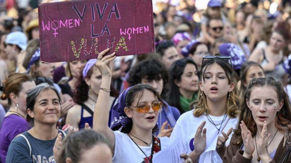 Im Rahmen des feministischen Streiktags haben Tausende Frauen demonstriert.