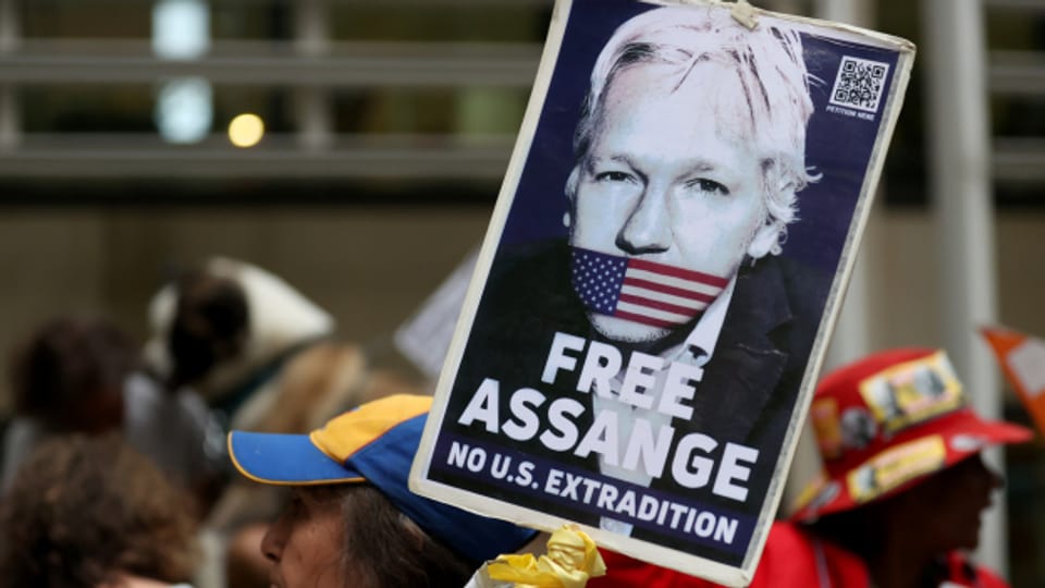 In den USA droht Julian Assange eine harte Strafe, wegen der Veröffentlichung zahlreicher geheimer Regierungsdokumente.