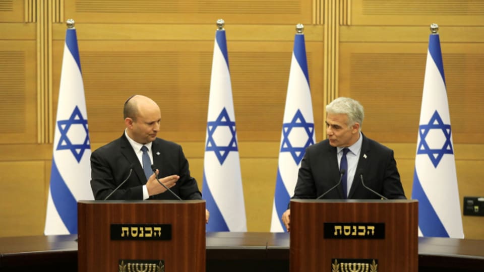 Naftali Bennett (links) übergibt an Aussenminister Jair Lapid (rechts), der einer Übergangsregierung vorstehen soll.