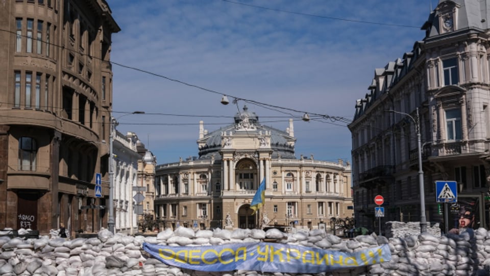 Sandsäcke und Panzersperren schützen in Odessa die Strassen und Gebäude vor Beschuss.