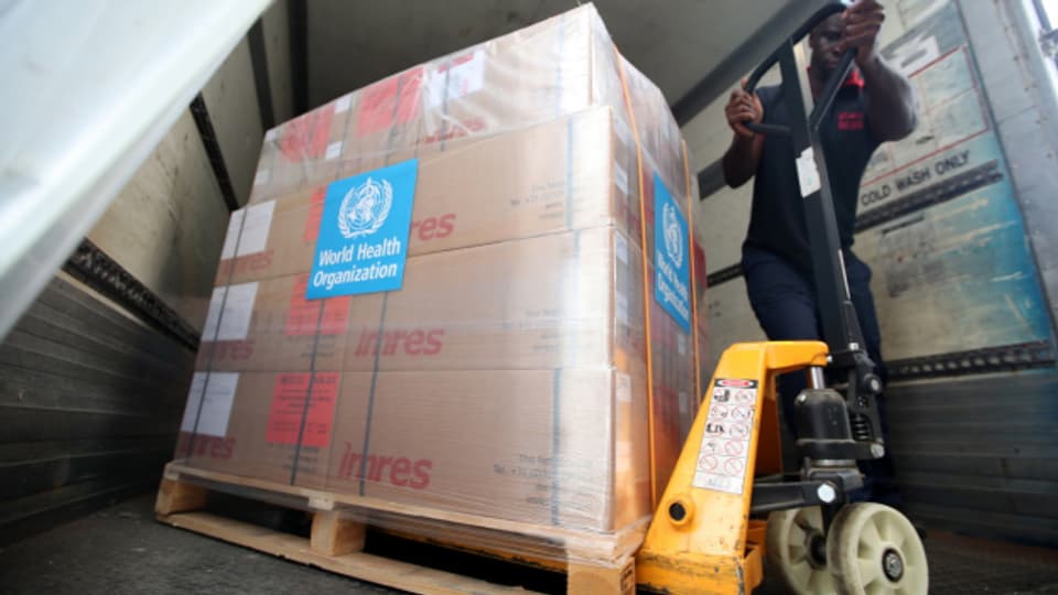Ein Mitarbeiter der WHO lädt in Dubai Hilfsgüter für die Opfer des Erdbebens in Afghanistan.