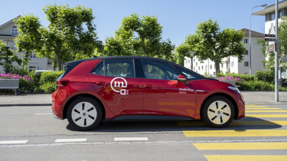 Künftig dürften immer mehr Elektroautos auf Schweizer Strassen fahren.