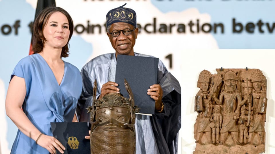 Die Deutsche Aussenministerin Annalena Baerbock und Lai Mohammed, Kulturminister von Nigeria, bei der Unterzeichnung einer Absichtserklärung für die Eigentumsübertragungen der wertvollen Benin-Bronzen.