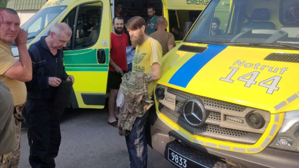 Ukrainische Ambulanzfahrer bewegen sich mitten im Ukraine-Krieg.