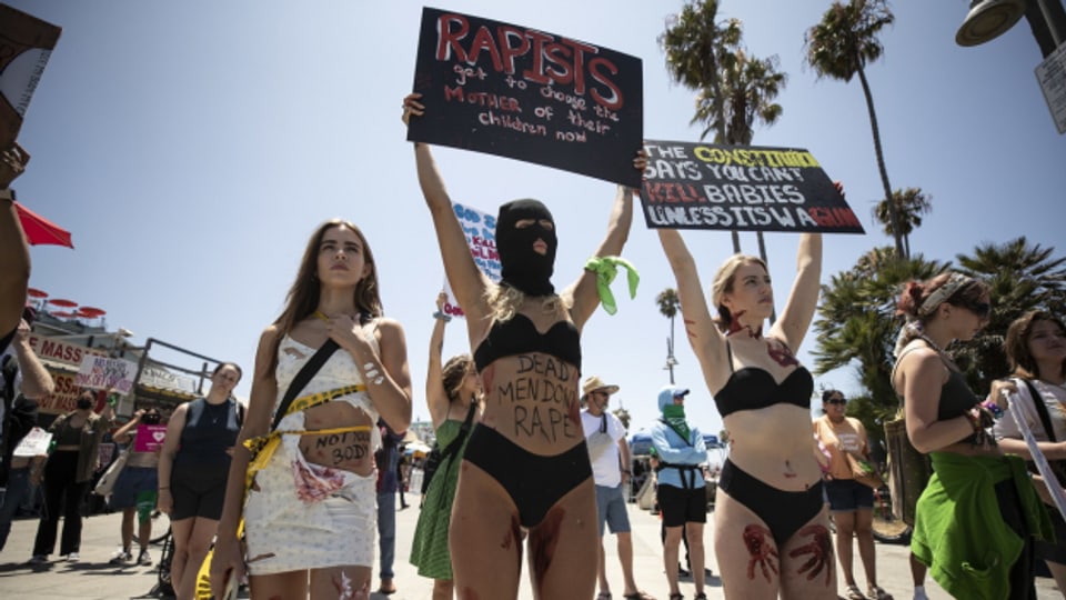 Aktivistinnen demonstrieren für das Recht auf Abtreibung in Venice Beach am 4. Juli.