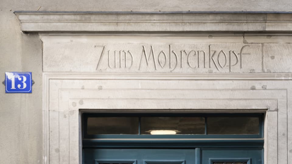 Im Zürcher Niederdorf prangen an zwei Hausfassaden gut sichtbar die Inschriften «Zum Mohrenkopf» und «Zum Mohrentanz».