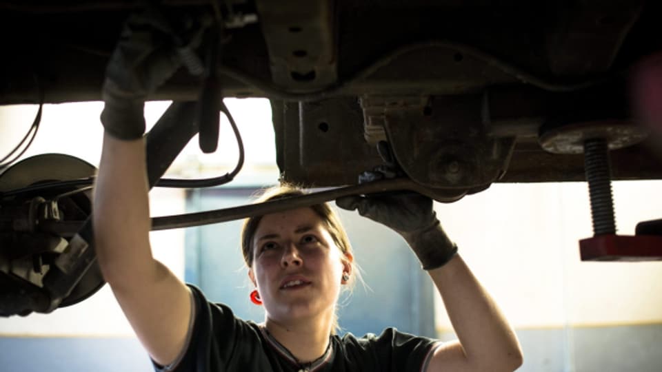 Ihr Beruf ist mit dem Aufschwung der Elektromobilität im Umbruch: Automechanikerinnen.