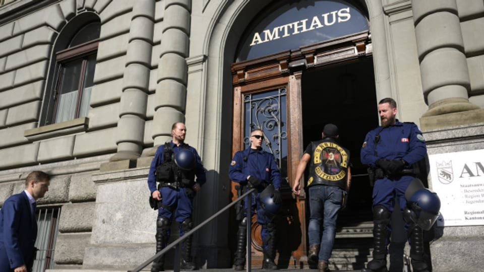 Ein Mitglied der «Bandidos» betritt das Gerichtsgebäude vor der Urteilsverkündung am 30. Juni 2022 in Bern.