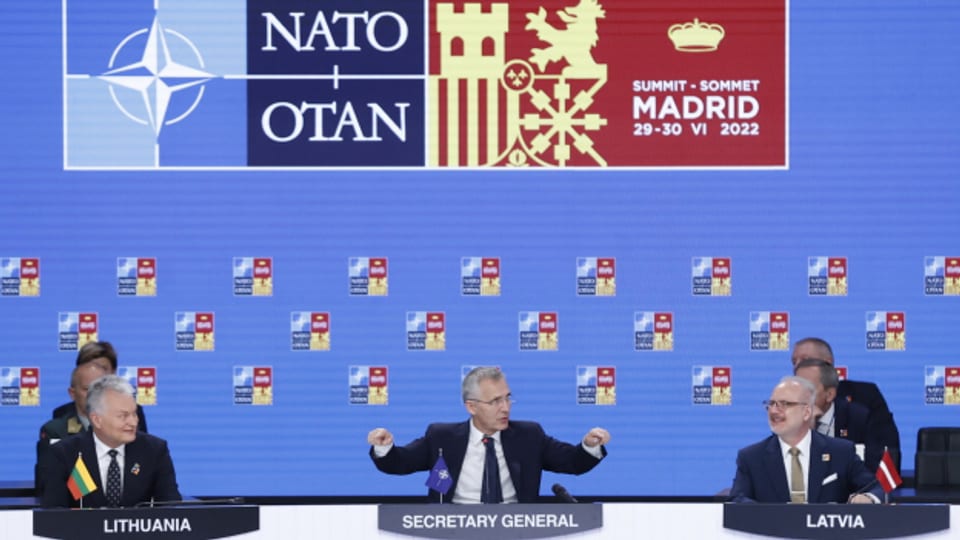 Die Farben der Nato sind blau - jetzt wird das westliche Militärbündnis auch ein wenig grün.