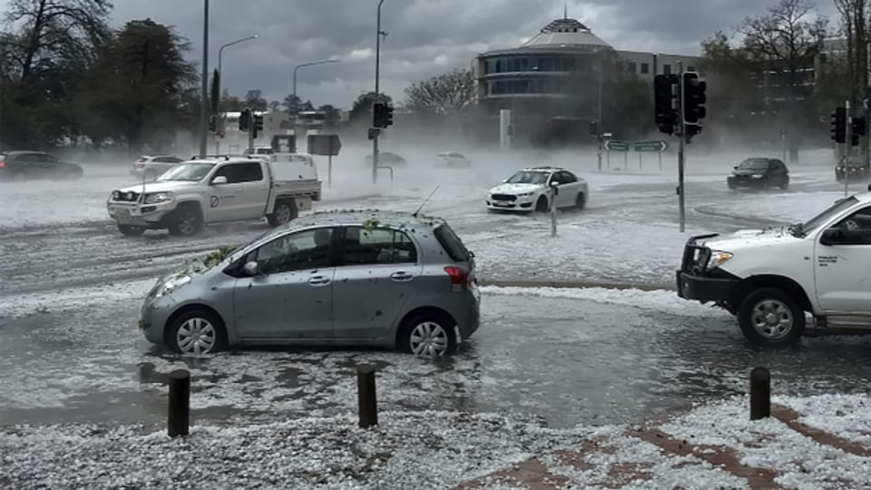 Extreme Wetterereignisse sorgen weltweit für Milliardenschäden. Auf dem Bild: Hagel in Canberra, Australien, im Januar 2020.