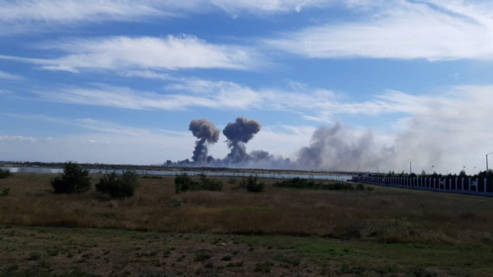 Über dem russischen Militärstützpunkt auf der Halbinsel Krim steigt Rauch auf. Zuvor waren Explosionen zu hören.