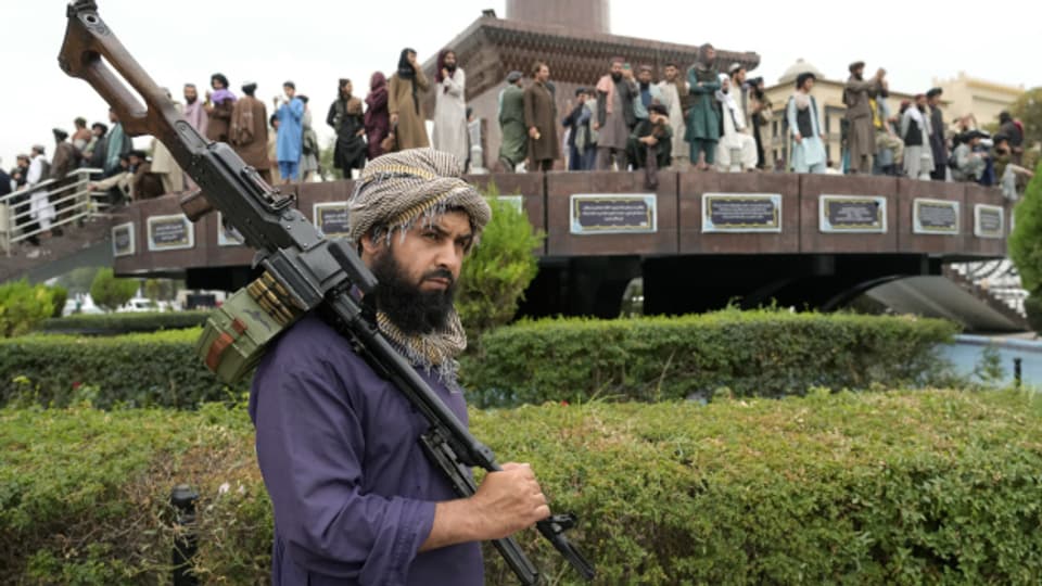 Taliban-Kämpfer feiern am 15. August vor der US-Botschaft in Kabul - ein Jahr nach der Einnahme der Stadt.
