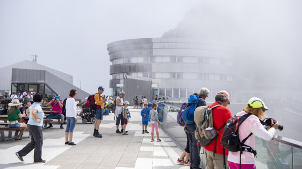 Touristen auf der Pilatus Bergstation im Sommer 2021.