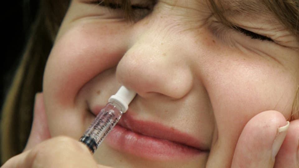 Corona-Impfstoffe könnten schon bald per Nasenspray verabreicht werden. Im Bild: Influenza-Impfung bei einem Kind in den USA, 2005.