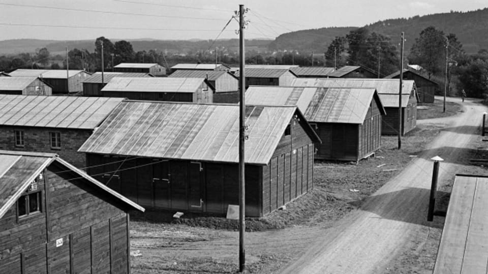  Die Baracken des Flüchtlingslagers bei Büren an der Aare auf einer Fotografie von 1940.