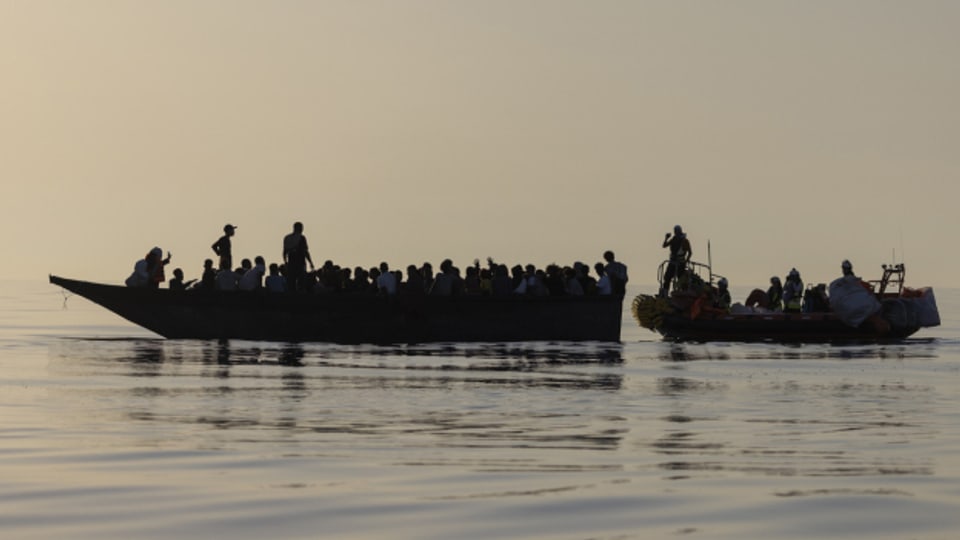 Auf der süditalienischen Insel Lampedusa treffen derzeit täglich so viele Flüchtlinge ein, dass das dortige Aufnahmelager mittlerweile hoffnungslos überfüllt ist.