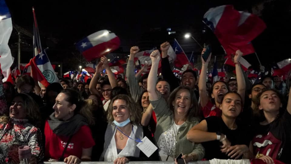 Gegnerinnen und Gegner der neuen Verfassung feierten das Ergebnis der Volksabstimmung am Sonntag auf den Strassen der Hauptstadt Santiago.