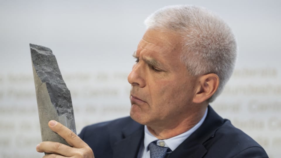 Nagra-CEO Matthias Braun (rechts) zeigt ein Stück Opalinuston, eine tonhaltige Gesteinsschicht, um den Vorschlag für das Atomendlager in Nördlich-Lägern als Standort zu veranschaulichen.
