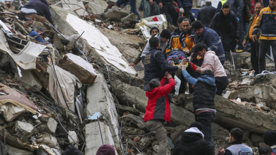 Nach dem Erdbeben in der Türkei läuft die Suche nach Vermissten