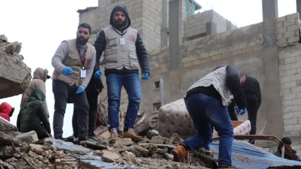 Während die offizielle Schweizer Rettungskette in der Türkei hilft, sind in Syrien Nichtregierungsorganisationen im Einsatz.