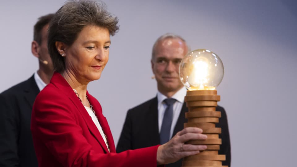 Bundesrätin Simonetta Sommaruga zündet bei einem symbolischen Akt eine Lampe an, bei der Lancierung der Energiespar-Allianz.