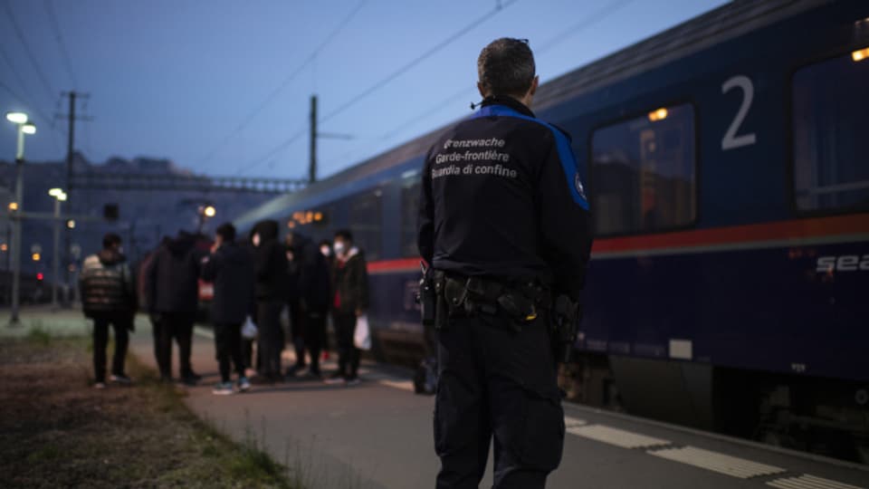 Die Schweiz hindert Migrantinnen und Migranten in der Regel nicht an der Durchreise. Das wirft Fragen auf